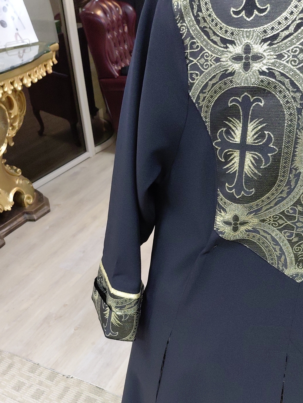 Woman's  Designer Robe - Picture 5 of 7